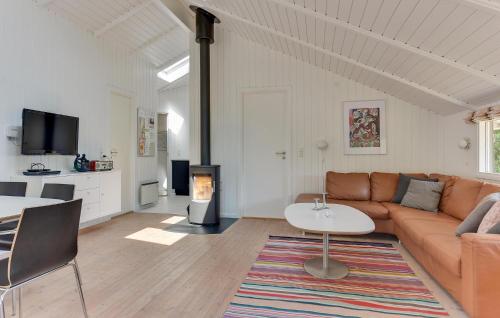 Gorgeous Home In Sydals With Wifi في Sarup: غرفة معيشة بها أريكة وطاولة