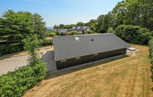 Gorgeous Home In Sydals With Wifi في Sarup: إطلالة علوية على منزل به سقف