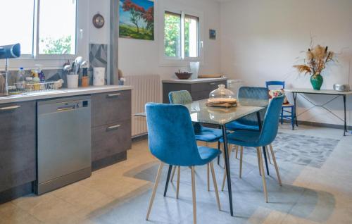 Η κουζίνα ή μικρή κουζίνα στο Cozy Home In Saint Saud Lacoussière