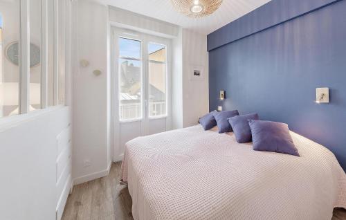 - une chambre bleue avec un lit blanc aux murs bleus dans l'établissement 1 Bedroom Nice Apartment In Saint-Malo, à Saint-Malo