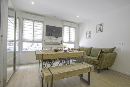 un salon avec un canapé et une table dans l'établissement F2 hypercentre - Proche gare - WIFI gratuite, au Havre