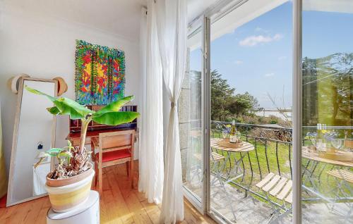 Cette chambre dispose d'un balcon avec un bureau et une fenêtre. dans l'établissement Amazing Apartment In Locmariaquer, à Locmariaquer