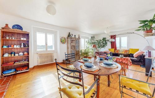 un salon avec une table et un canapé dans l'établissement Amazing Apartment In Locmariaquer, à Locmariaquer