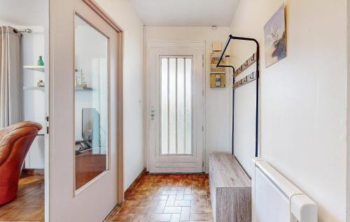 einen Flur mit einer Treppe, einem Spiegel und einer Tür in der Unterkunft Pet Friendly Home In Royan With Wifi in Royan