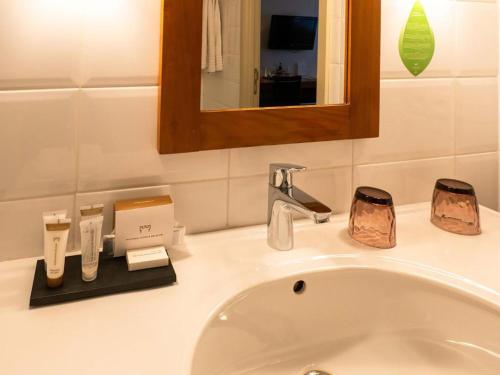 a bathroom with a sink with a mirror at Budget Rooms by Ghent River in Ghent