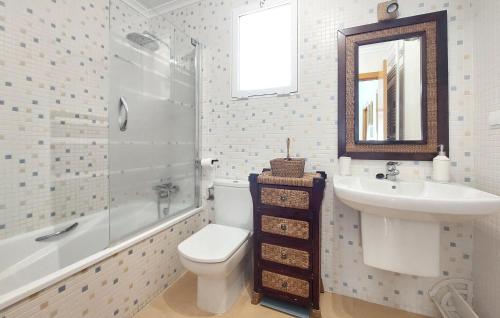 Ένα μπάνιο στο Gorgeous Home In Gilet With House A Panoramic View