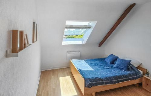 - une chambre avec un lit doté de draps bleus et une fenêtre dans l'établissement 3 Bedroom Gorgeous Home In Saint-julien, à Saint-Julien