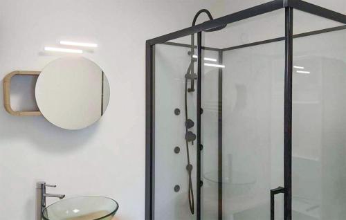La salle de bains est pourvue d'une douche en verre avec un miroir. dans l'établissement 3 Bedroom Gorgeous Home In Saint-julien, à Saint-Julien