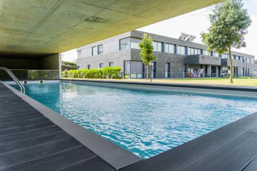 a swimming pool in the middle of a building at Wave Break Apartment in Livramento