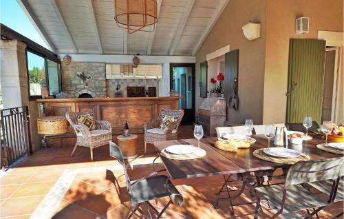 une salle à manger avec une table et des chaises dans l'établissement Mas De Leveil, à Paradou