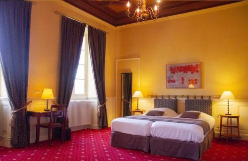 Postel nebo postele na pokoji v ubytování Camping et Hotel Château du Haget