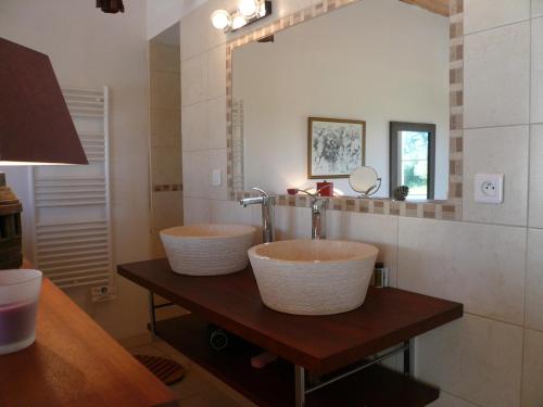 une salle de bain avec deux lavabos et un miroir dans l'établissement Maison spacieuse pour 9 avec grand jardin, proche plage des Grands Sables! - FR-1-418-18, à Locmaria