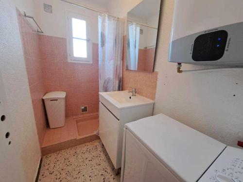 une petite salle de bain avec un lavabo et des toilettes dans l'établissement Appartement RDC 2 pièces proche plage avec terrasses et parking - FR-1-326-575, à Marseillan