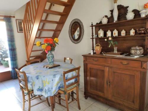 une cuisine avec une table avec un vase de fleurs dessus dans l'établissement Villa Mitoyenne 6 Pers avec Terrasse, BBQ, Parking et WIFI à Grau d'Agde - FR-1-423-179, au Grau-dʼAgde