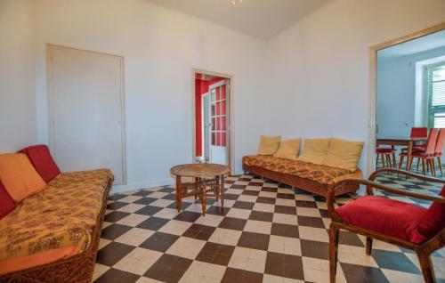 - un salon avec des canapés et un sol en damier dans l'établissement Awesome Apartment In Ajaccio With Wifi, à Ajaccio