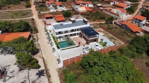 una vista aérea de una casa con piscina en Casa de praia em Beberibe en Beberibe