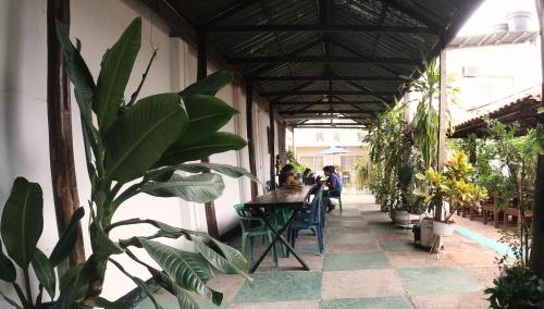 a patio with plants and a table in a building at Hotel de la Selva in Leticia
