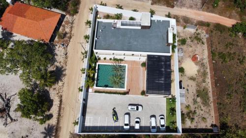 an overhead view of a house with a swimming pool at Casa de praia em Beberibe in Beberibe