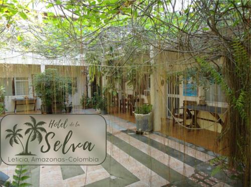a sign for a garden in a courtyard at Hotel de la Selva in Leticia