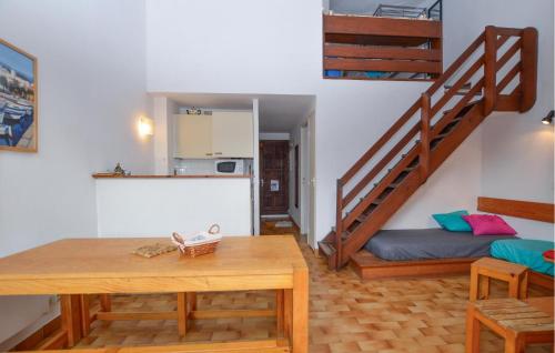 un salon avec une table et un escalier dans l'établissement 2 Bedroom Cozy Home In Grosseto-Prugna, à Grosseto-Prugna
