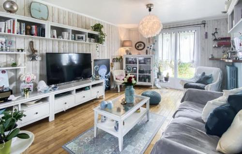 a living room with a couch and a tv at Amazing Home In Les Sables-D'olonne in Les Sables-dʼOlonne