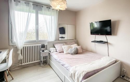 - une chambre avec un lit et une télévision murale à écran plat dans l'établissement 3 Bedroom Amazing Home In Les Sables-dolonne, à Les Sables-dʼOlonne