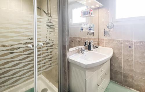 La salle de bains est pourvue d'un lavabo et d'une douche. dans l'établissement 3 Bedroom Amazing Home In Les Sables-dolonne, à Les Sables-dʼOlonne