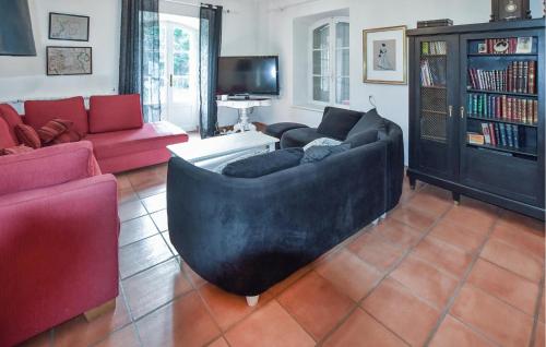 un salon avec deux canapés et une télévision dans l'établissement Lovely Home In Entraigues-Sur-La-Sorg, à Entraigues-sur-la-Sorgue