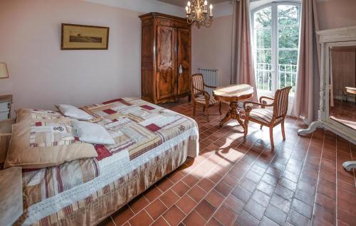 1 dormitorio con 1 cama, mesa y sillas en Beautiful Home In Entraigues-sur-la-sorg With Private Swimming Pool, Can Be Inside Or Outside, en Entraigues-sur-la-Sorgue
