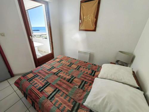 une petite chambre avec un lit et une fenêtre dans l'établissement Superbe T3 lumineux à 30m de la plage, 6 pers, ascenseur, parking - FR-1-607-5, au Cap d'Agde