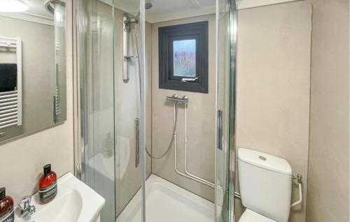 La salle de bains est pourvue d'une douche, de toilettes et d'un lavabo. dans l'établissement 1 Bedroom Cozy stacaravan In Putten, à Putten