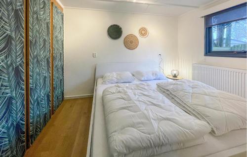 - une chambre avec un grand lit blanc dans l'établissement 1 Bedroom Cozy stacaravan In Putten, à Putten