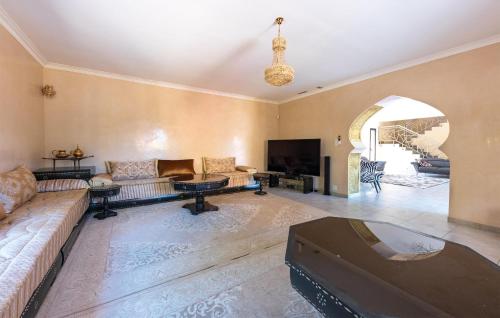 un salon avec un canapé et une télévision dans l'établissement Lovely Home In Arles With Wifi, à Arles