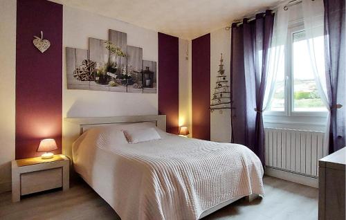 - une chambre avec un lit blanc et une fenêtre dans l'établissement 2 Bedroom Stunning Apartment In Saint-aubin-le-cauf, à Saint-Aubin-le-Cauf