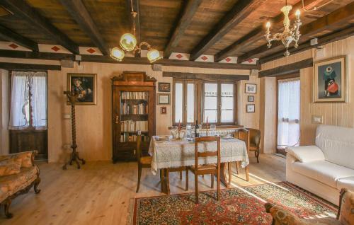 Un lugar para sentarse en Awesome Home In Biacis With Wifi