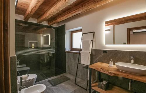 Ένα μπάνιο στο 2 Bedroom Cozy Home In Castello Tesino