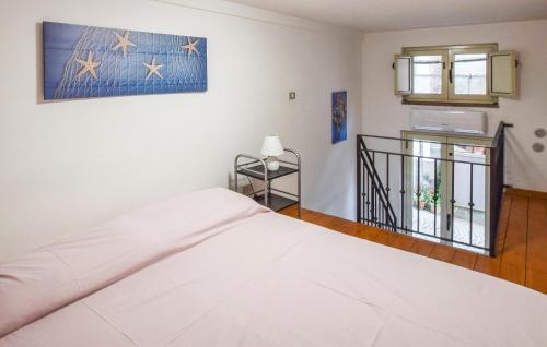 シッラにあるGorgeous Home In Scilla With Kitchenのベッドルーム(白いベッド1台、窓付)