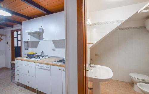 シッラにあるGorgeous Home In Scilla With Kitchenの白いキッチン(シンク、トイレ付)