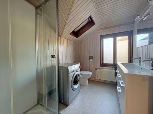 une salle de bain avec machine à laver et toilettes dans l'établissement Triplex Charmant T4, 60m², 3 Chambres, Cœur de Berck Plage, Proche Commerces et Plage - FR-1-646-21, à Berck-sur-Mer