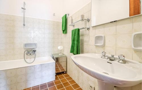 y baño con lavabo, ducha y bañera. en Stunning Home In Moneglia With Kitchen, en Moneglia
