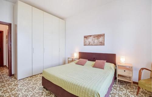1 dormitorio con 1 cama grande en una habitación en Stunning Home In Moneglia With Kitchen, en Moneglia