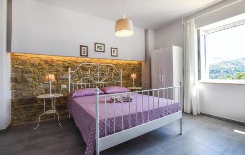 - une chambre avec un lit violet et une fenêtre dans l'établissement Awesome Apartment In Ogliastro Marina With Wifi, à Castellabate