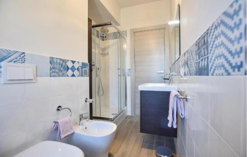 La salle de bains est pourvue de toilettes, d'un lavabo et d'une douche. dans l'établissement Awesome Apartment In Ogliastro Marina With Wifi, à Castellabate