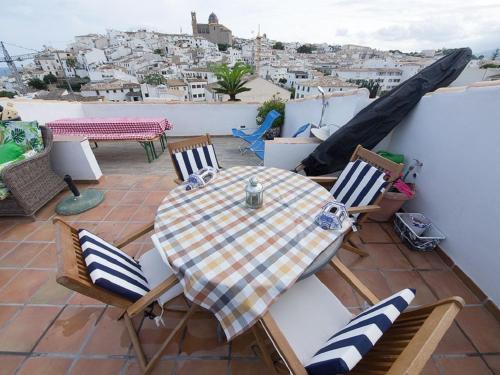 uma mesa e cadeiras numa varanda com vista para a cidade em Guest House Bellaguarda em Altea