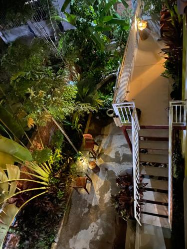 een uitzicht over de tuin met trappen en planten bij Homestay Yellow Natural House in Siem Reap