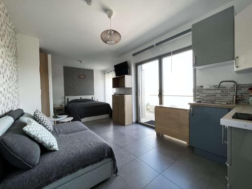 un salon avec un lit et une cuisine et une chambre avec un lit gmaxwell dans l'établissement Charmant studio pieds dans l'eau - Terrasse & Parking - Résidence récente - FR-1-646-33, à Berck-sur-Mer