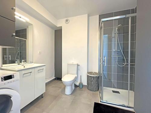 une salle de bain avec toilettes et douche en verre dans l'établissement Charmant studio pieds dans l'eau - Terrasse & Parking - Résidence récente - FR-1-646-33, à Berck-sur-Mer