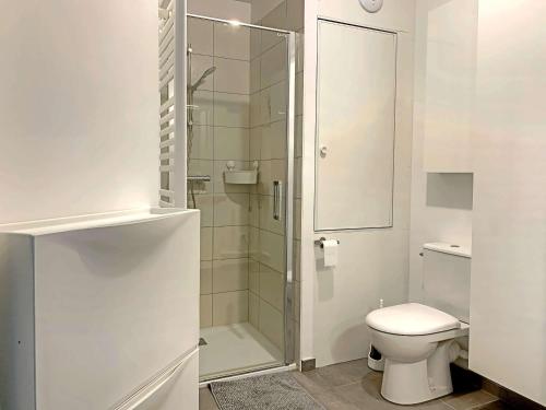 une salle de bain blanche avec douche et toilettes dans l'établissement Superbe T2 à Berck-Plage - Balcon, Parking Privé et Accès Plage - FR-1-646-36, à Berck-sur-Mer