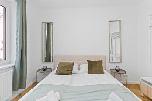 um quarto com uma grande cama branca e 2 mesas de cabeceira em FeelHome-Balkon-Zentrum-6 Gäste-WiFi-Smart TV em Viena