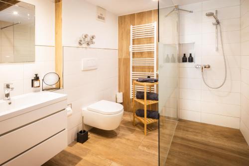 a bathroom with a toilet and a shower at Ferienresidenz "Alpin Chic" in Bolsterlang